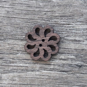 bouton en bois fleur ajouré 20mm.jpg